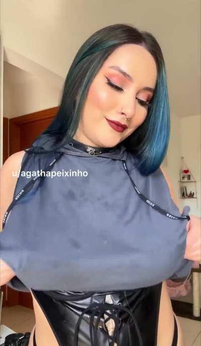 My natural breasts would love your mouth