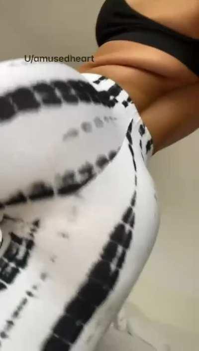 Hey! Do you wanna see my first couple live? 👩🏻‍🤝‍👨🏼 Then take advantage of the 60% discount and get ready because on May 19th we're going to have a lot of fun 🍆... ONLY 100 SPOTS