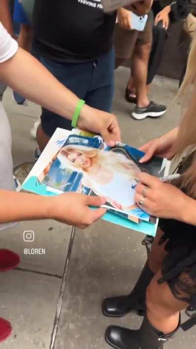 Loren is so fucking gorgeous 🔥😍 