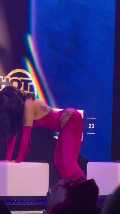 Cardi concert twerk