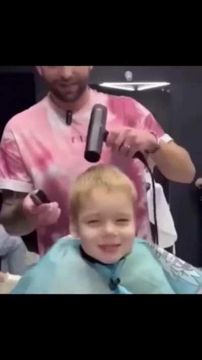 Child fears the man with the mighty clippers 