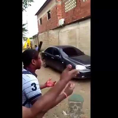 Парень поймал нож в голову, защищая мать от психопата. Выглядит не очень, но обошлось без серьезных последствий.