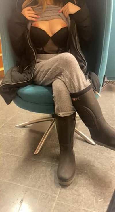 If 69 guys like my tits I’ll let a random guy cum on my tits next stream 🙈