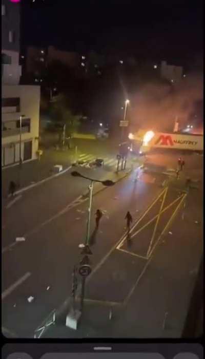 A 17 years old boy got shot and killed by a policeman while fleeing from a police check in France, and this is what the whole country looks like 48h later.
