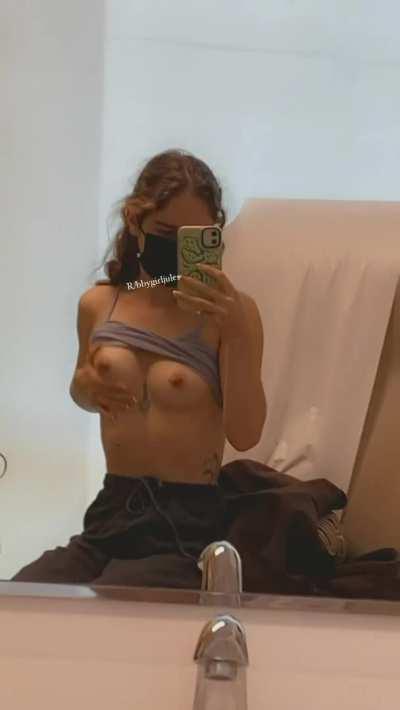 A quick flash before the doctor walks in… ;) [gif]