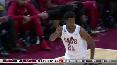 [Highlight] Robin Lopez no-look dime to cutting Diakite for the wrap-around dunk