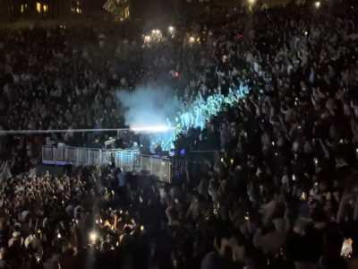 Lorde singing Ribs in the crowd @ Berkeley