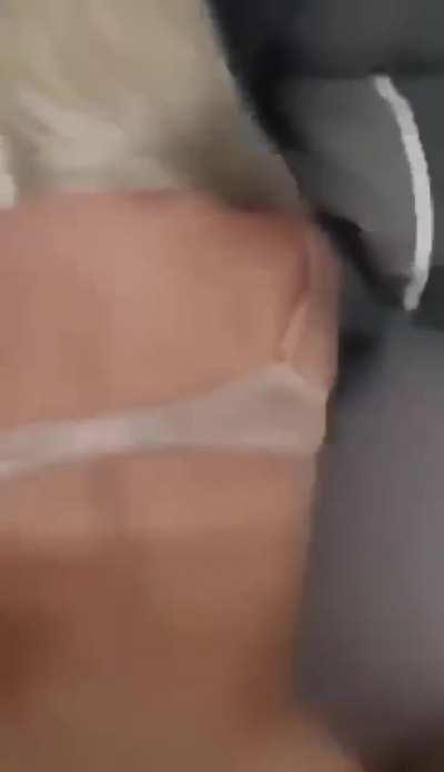 Blondine wird doggy genommen