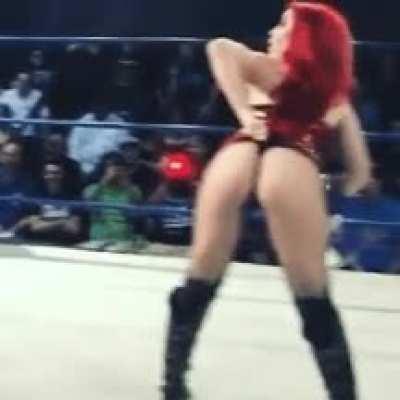 Taeler Hendrix showing off her plump juicy booty!