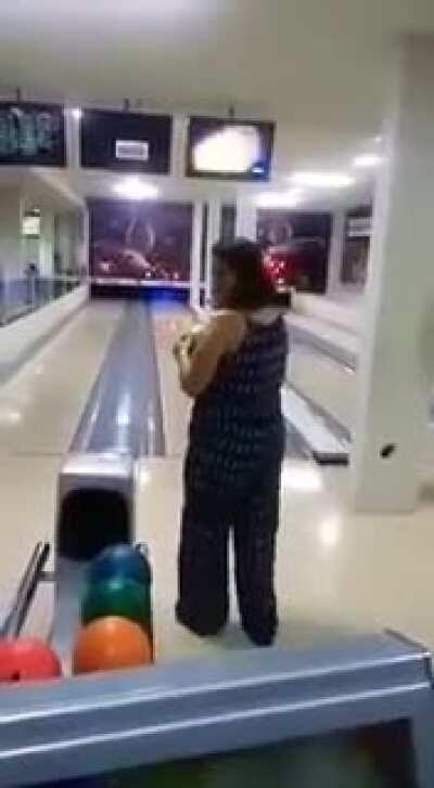 Brazilian woman tries to play bowling, but she doesn't have good aim ...