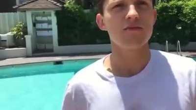 Tom Holland versucht Deutsch zu sprechen