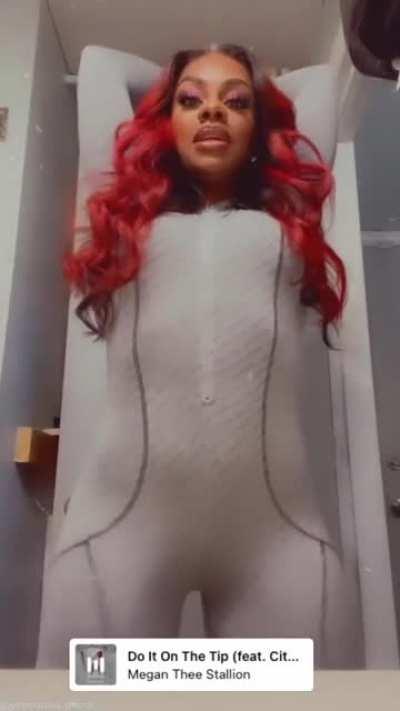 🍑 🍑 say what you think. She's fine