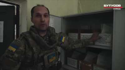 Боец ВСУ сжигает уголовные дела уклонистов от армии в ментовке города Суджа.  @quiettrain_