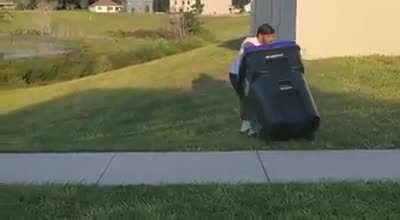 Brave Florida man catches crocodile with a trash can