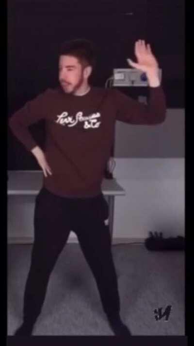 Nessuno: Camper che balla sulla sua canzone preferita: