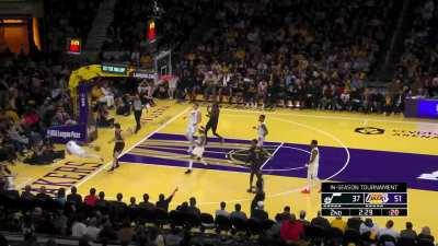 [Highlight] Loose ball shenanigans in the Lakers-Jazz game, everyone fights for the ball