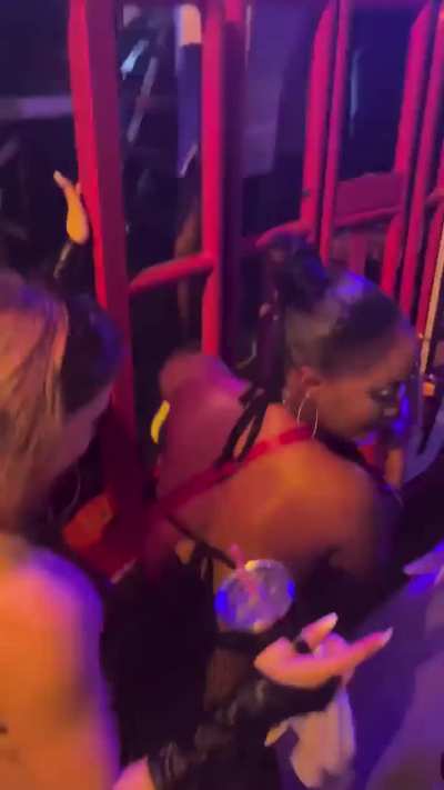 Friends twerking om each other