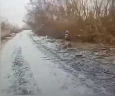 Russian fiber-optic FPV drone strikes fleeing Ukrainian