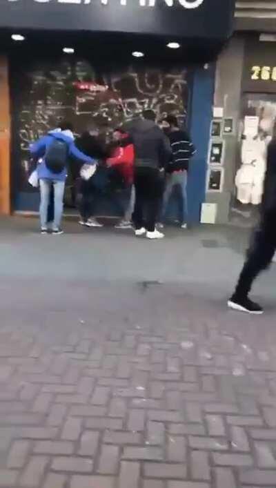 En Quilmes saquean un negocio a plena luz del día