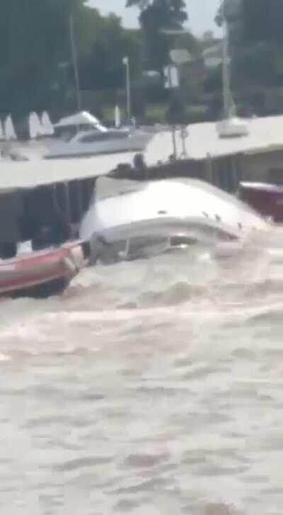 Así esta el Segue 44 que embistió anoche la escollera rompeolas del YCA de San Fernando