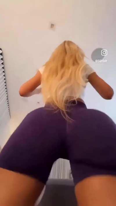 Smother me mummy Iggy