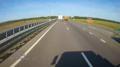 Driver tries to overtake from the right