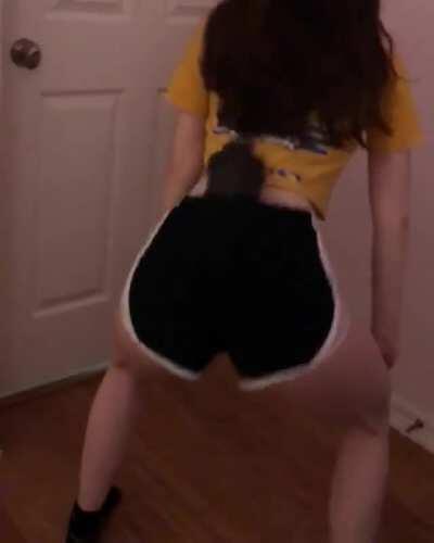 friend posted a twerking video on twitter, and I cant stop cumming