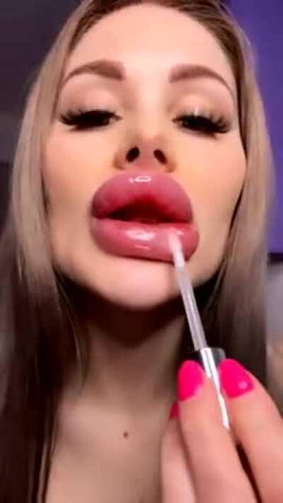 My gawd these lips are perfect🤤🤤❤️