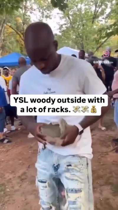Ysl woody showing off his bankroll that he ran up off BLEVELAND Ave.
