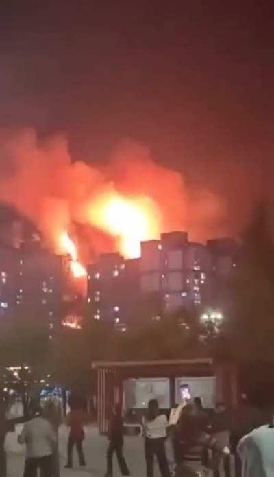 它烧由它烧，广场舞照跳