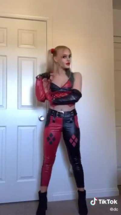 OTHER: Margot Robbie and Harley cosplayers for DC Fandome