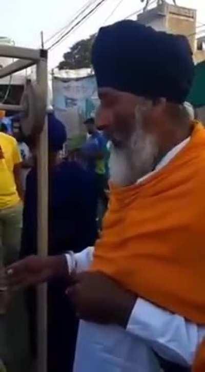 This is at Singhu border today. This man was killed for allegedly insulting sikism. #FarmersProtest