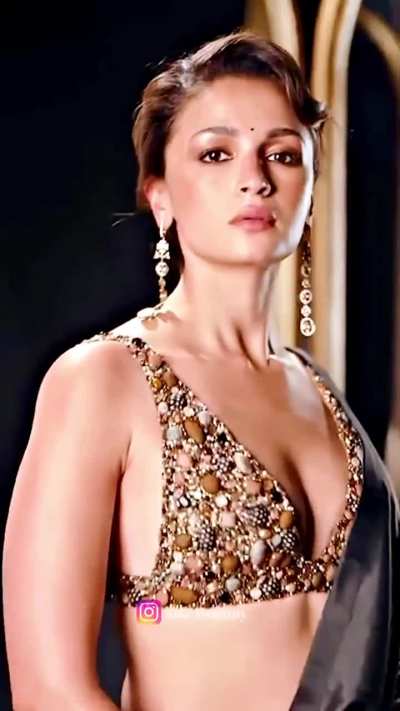 Alua bhatt sexy cleavage 🤤