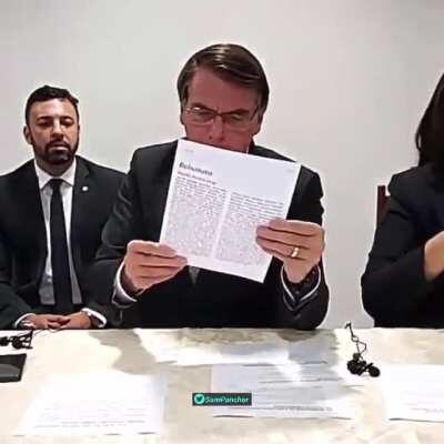 Bolsonaro apresentando o currículo para o próximo emprego
