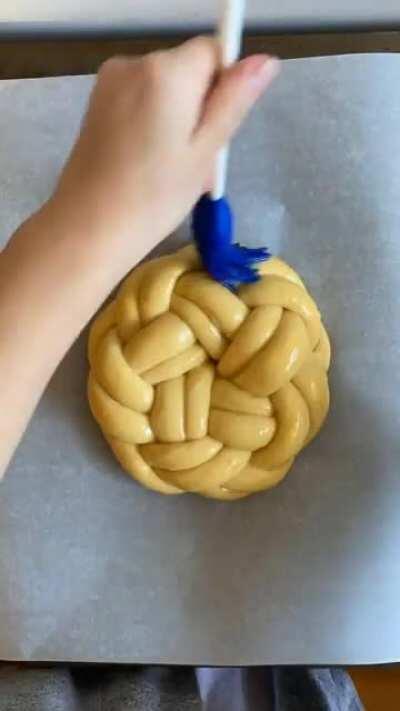 Making a 10-stranded round challah