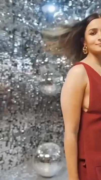 Shameless Kutiya Young MILF can't change her habit of flaunting her Sideboob. Fully Saggy and Hunged. Jugs Full of Milk