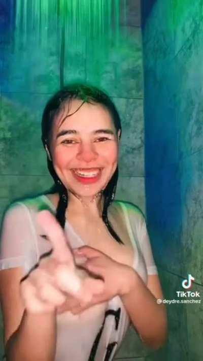 Hola bros, ella abrio only y comienza a subir contenido esta semana, si alguien le interesa cooperar tengo un grupo manden dm, si esta publicación infringe una regla solo borrenla porfa.