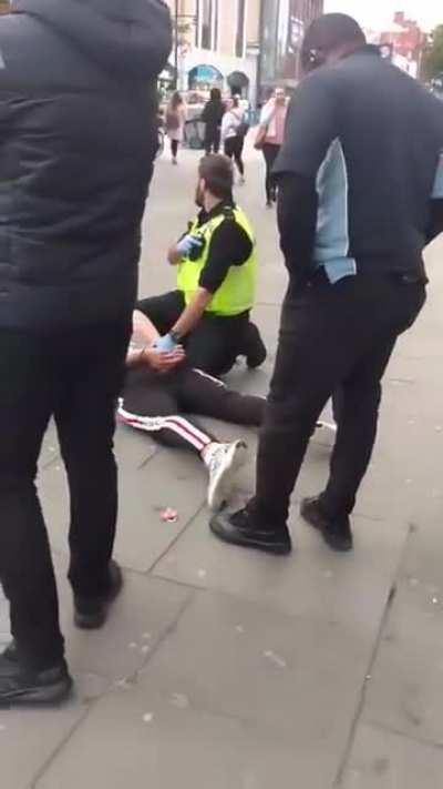 Rodditor ITist plecat la studii pă Anglea, abuzat de fortele de ordine cele xenofobe si discriminatoare care nu-l lasa să să relaxește si el la ieșeala dă pă tură.