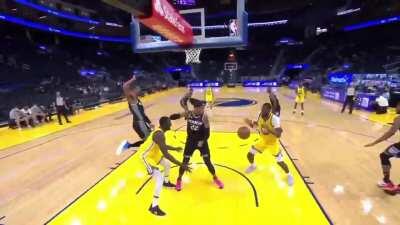 [Highlight] Kevon Looney with the persistence to get the bucket after being denied multiple times