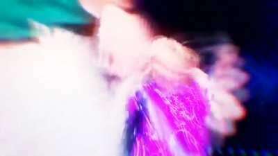 Jahrein yemek videoları izliyor