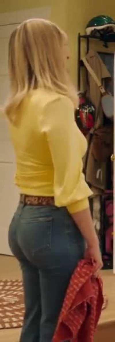 Judy Greer's ass is huge (Reboot)