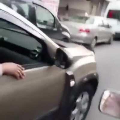 ışıkta dilenen dilencilerin bindiği arabayı gören adam deliriyor