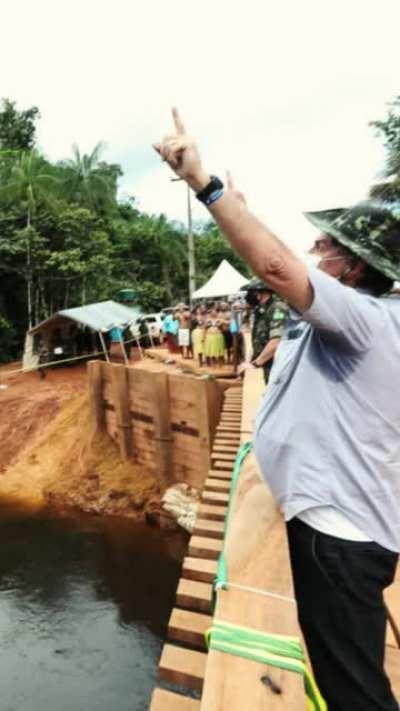 Michele Bolsonaro e Paulo Guedes juntos para ajudar as vítimas do frio.