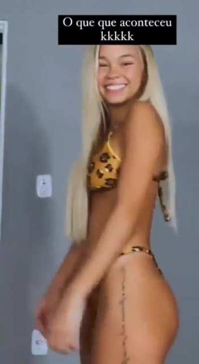 Thallita dando uma sarradinha