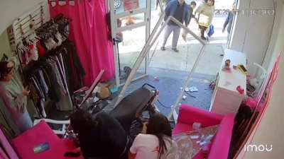 Tremendo palo de dos j&oacute;venes motociclistas contra un local ropa en Avellaneda