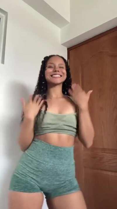 Emily (@ilovesmilinggg)