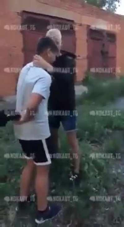 Victim waits for the right moment to knock his bully out cold.