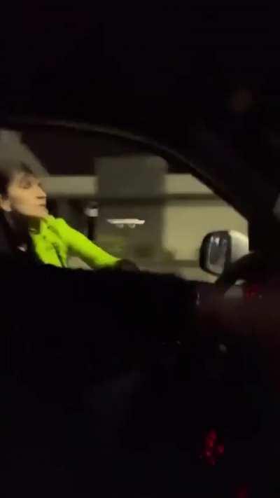 Chaco: Mujer se colgó de la camioneta del hijo de su pareja fallecida enojada porque no se la dieron de herencia