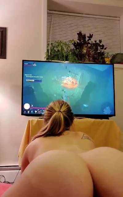 Gamer girl shaking ass Diablo