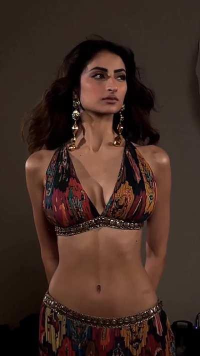 Damn Palak Tiwari has an amazing body. Wanna Jizz allover her midriff